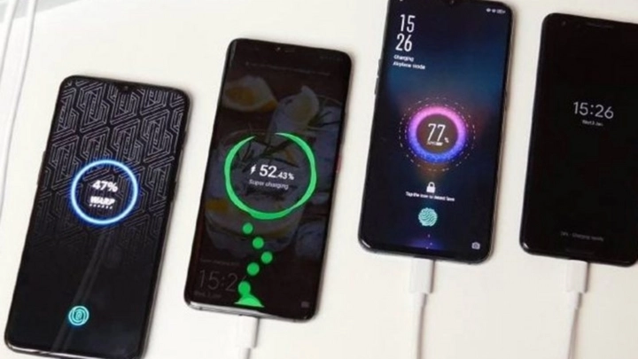 Smartphone đang sạc tốc độ nhanh.